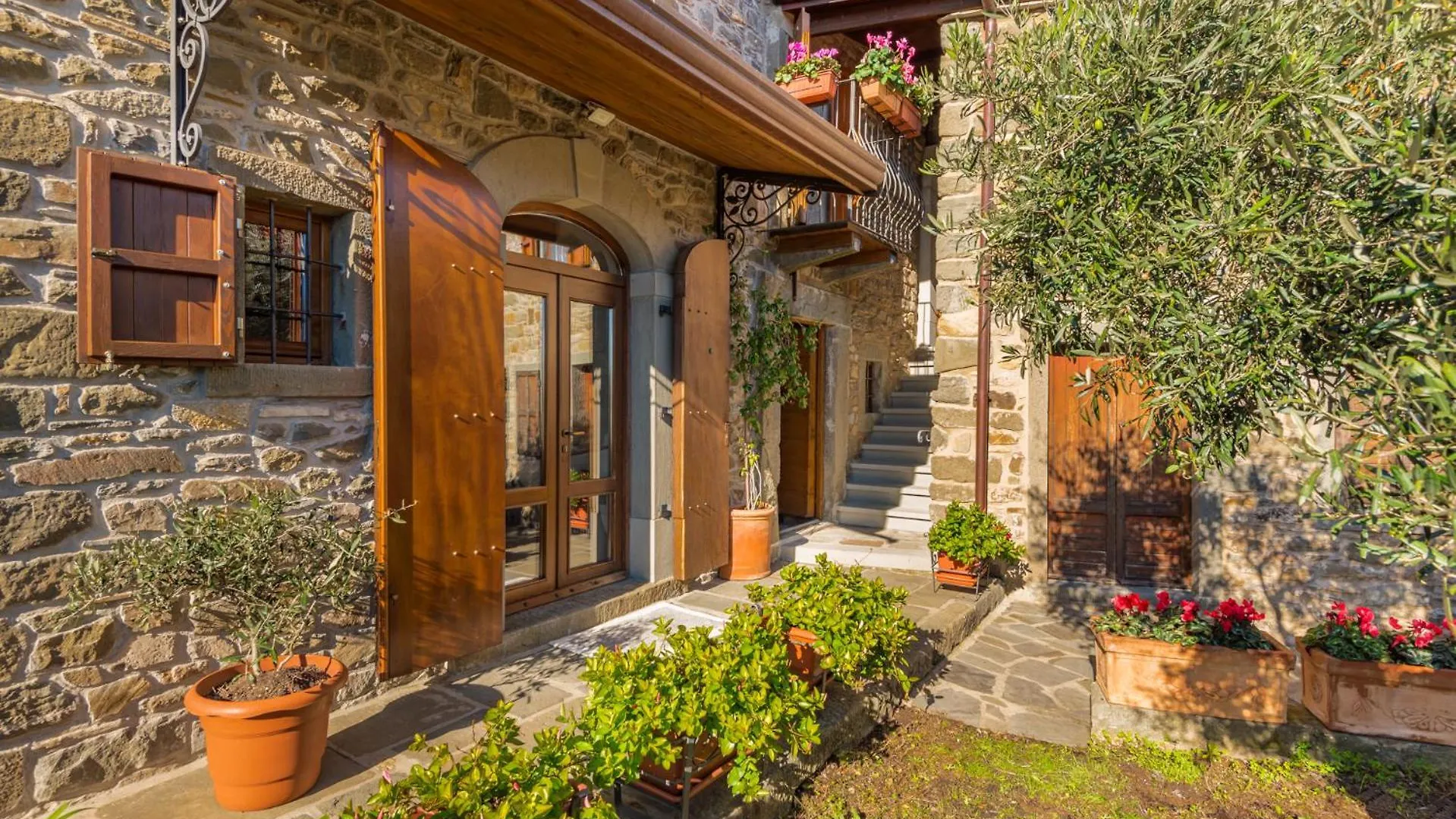 Vivi Luxury Country House Comano  Italy