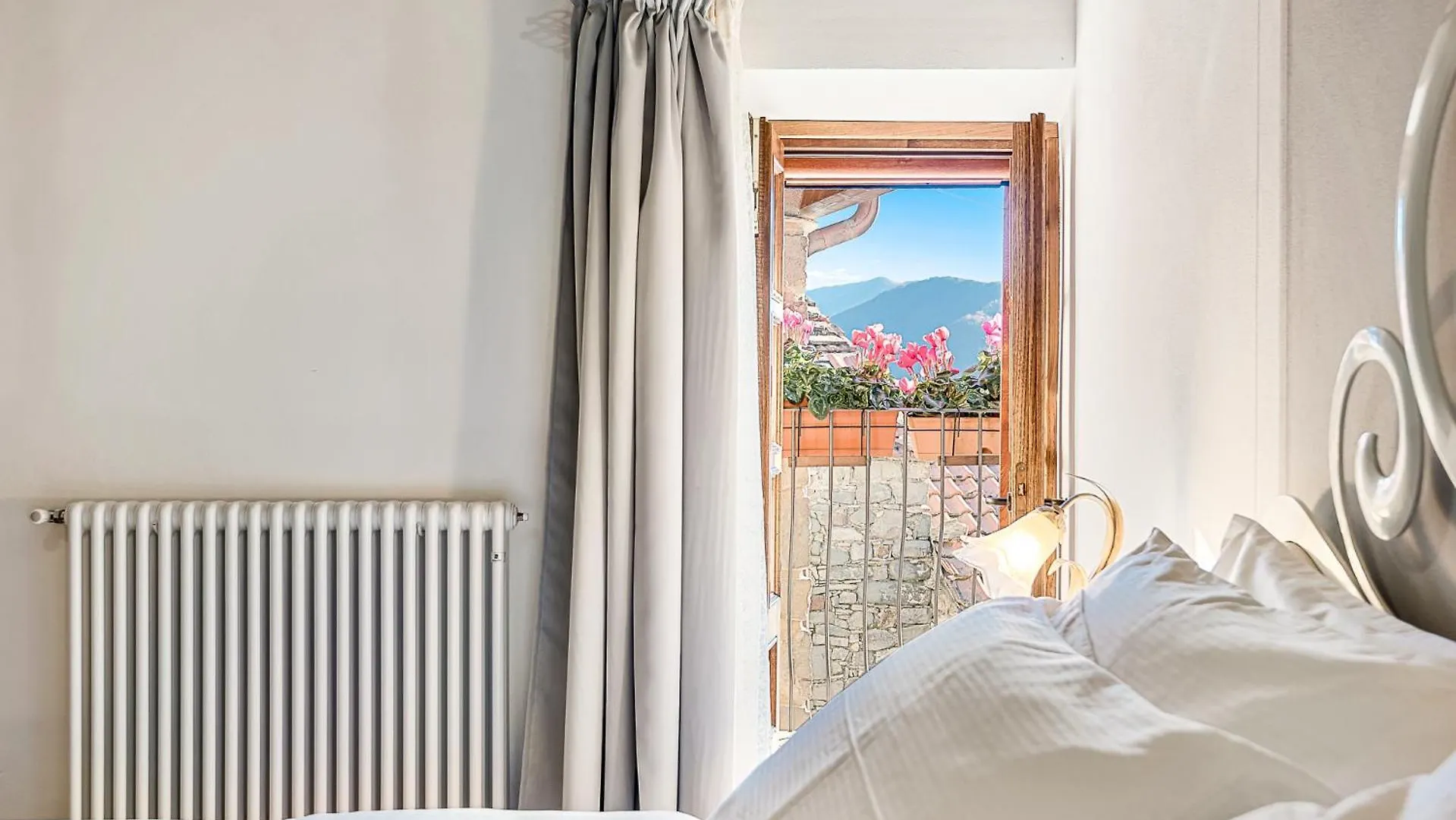 Vivi Luxury Country House Comano  Italy
