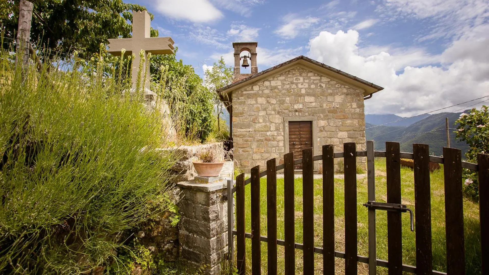 Vivi Luxury Country House Comano  Comano (Tuscany)